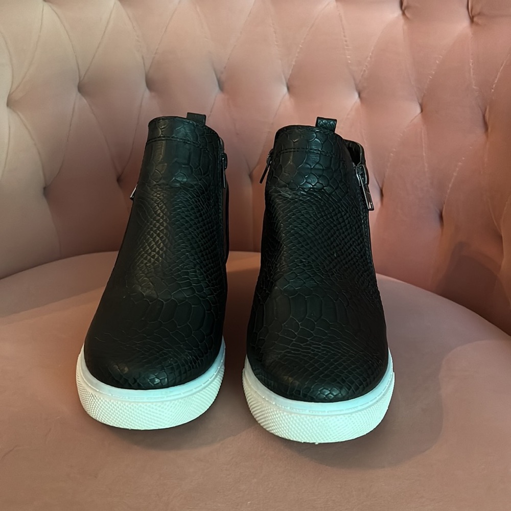 Sneakers - Picture 4 of 6